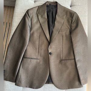 NWOT Elegant Black and Gold Men's blazer. Size 42 slim